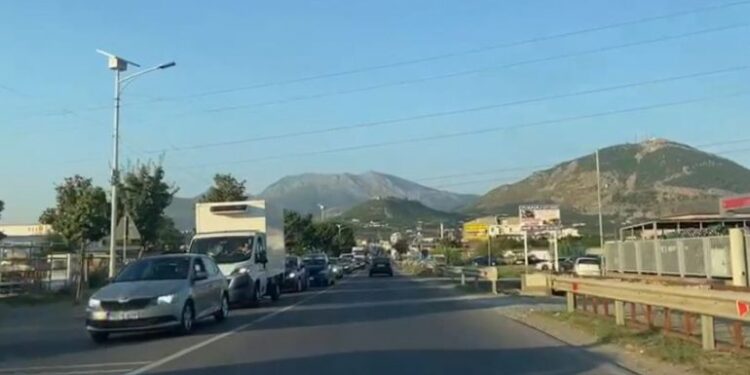 PUSHUESIT NGA KOSOVA “BESNIKË” TË BREGDETIT SHQIPTAR/ Radhë kilometrike automjetesh, mijëra turistë në plazhiin e Shëngjinit
