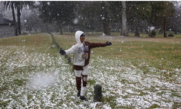“MAGJI E PASTËR”/ Në qytetin afrikan bie borë për herë të parë në 11 vjet