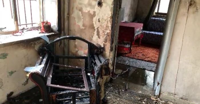 FLAKËT PËRFSHIJNË APARTAMENTIN NË GJIROKASTËR/ Zjarri shkrumbon gjithçka brenda banesës