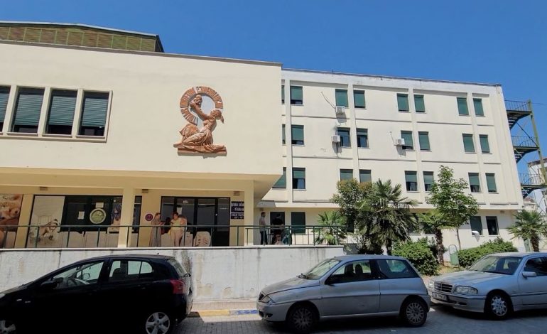 “PARTNERI MË LA”/ E reja shtatzënë paraqitet në maternitet, kërkon të lindë fëmijën dhe më pas ta braktisë