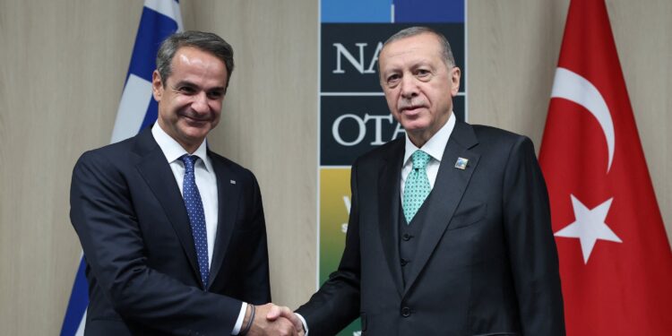 SAMITI I NATO-S/ Mitsotakis takohet me Erdoganin: Këshilli i Lartë i Bashkëpunimit Greqi-Turqi do mbahet në Selanik