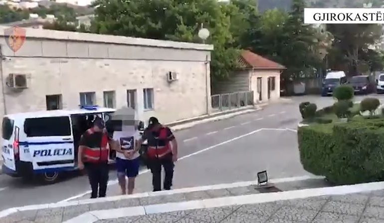 PO TRANSPORTONTE 14 EMIGRANTË TË PALIGJSHËM/ Arrestohet 31-vjeçari nga Kosova në Përmet