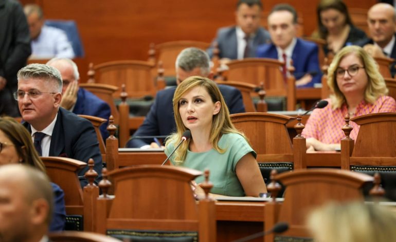 “GJYSMA E GRUPIT PARLAMENTAR TË PS NË SPAK”/ Tabaku e ashpër me maxhorancën: Qeveria duhet të japë llogari për ‘ish-yllin’ e Financave