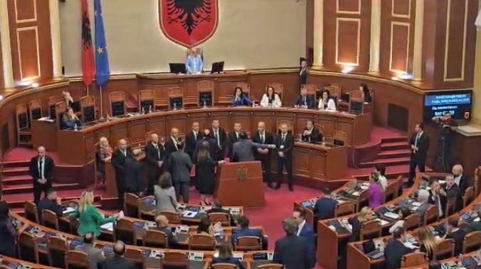BLLOKOHET FOLTORJA/ Koreshi: Jashtë kush përdor gjuhë rruge! Noka-Felajt: Rrugaçe, ik nga Kuvendi!