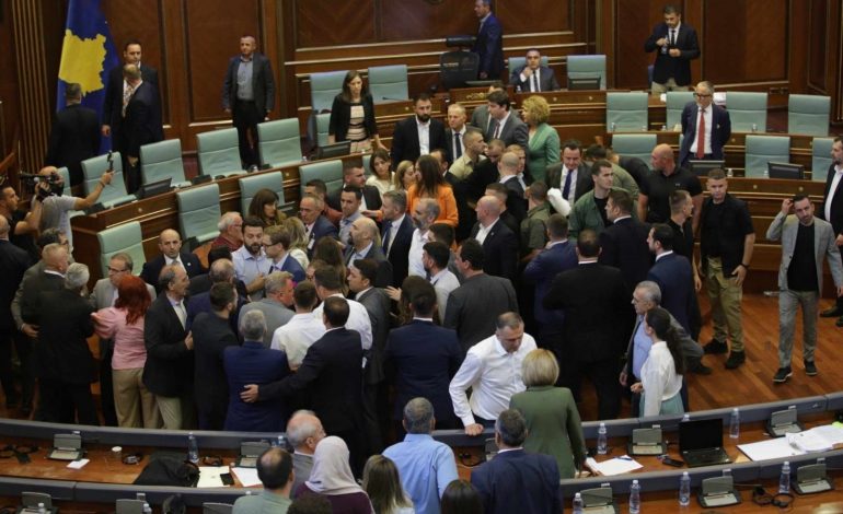 PAMJET/ Dhuna e paprecedentë në Kuvendin e Kosovës, shikoni çfarë bën Albin Kurti pas përleshjes