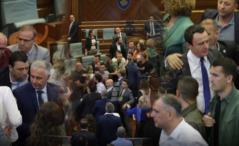 SHERR I RËNDË NË KUVENDIN E KOSOVËS SAPO KURTI PËRFUNDON FJALIMIN/ Konjufca thërret policinë, deputetet përleshen fizikisht