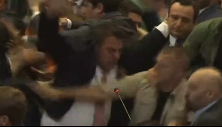 BIDONË ME UJË DHE ÇADRA/ Ja momenti kur kryeministri Kurti sulmohet në foltoren e Kuvendit