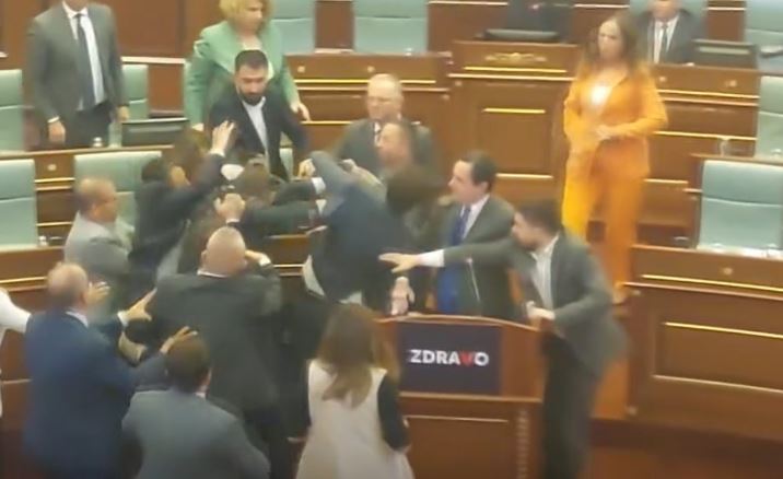 DHUNA NË KUVENDIN E KOSOVËS/ Reagon PDK-ja: Gjithçka nisi nga Besnik Bislimi, qeveria duhet të shkoj në shtëpi