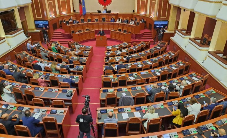CRLIBASHI NË FOLTOREN E KUVENDIT/ Deputetët e opozitës s’e lejojnë të marrë fjalën. Ndërpritet seanca