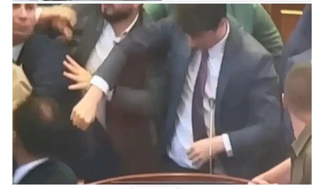 DHUNA NË KUVENDIN E KOSOVËS/ FOTO, ministri përpiqet të gjejë syzet në tokë teksa deputetët e sulmojnë