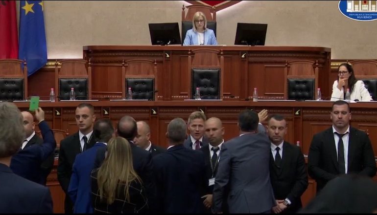 SËRISH TENSIONE NË KUVEND/ Opozita afrohet në Foltore dhe nuk lë Lavdrim Krashin të flasë! Rrethohen nga garda