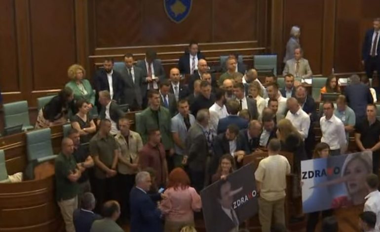 SËRISH TENSIONE NË KUVENDIN E KOSOVËS/ Opozita bllokon mbajtjen e seancës plenare, Konjufca goditet me shishe uji
