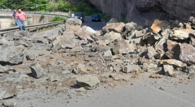 PRAG TRAGJEDIE NË LIBRAZHD/ Rrëshket masivi shkëmbor, bllokohet rruga, makina… (FOTO)