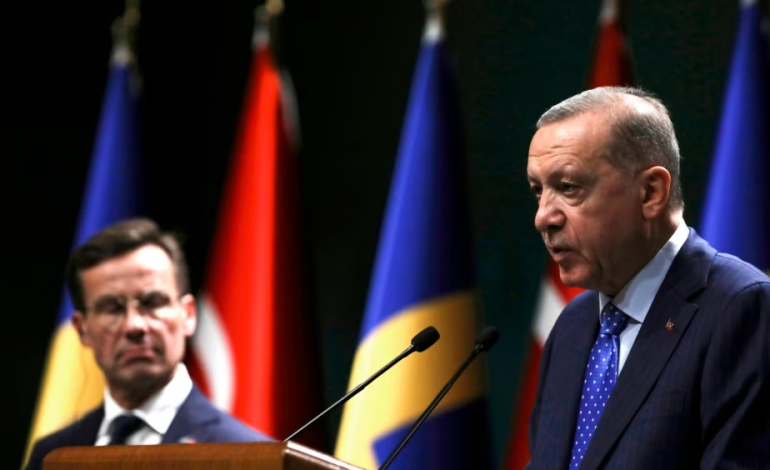 TURQIA I KËRKON SI TERRORISTË/ Suedia bllokon ekstradimin e dy turqve