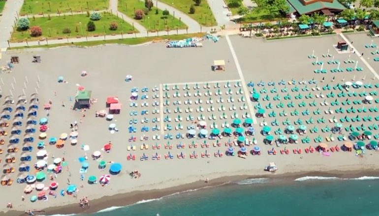 SEZONI TURISTIK/ Pushuesit në plazhin e Velipojës: E mbajnë pastër, janë shtuar hapësirat publike