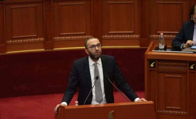 “KU NDODHET AHMETAJ?” Debat në Kuvend, Bardhi: Rama të vijë të na e tregojë. Nikolla: E informuam me email, është e drejtë e tij që…
