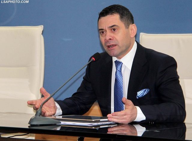 SPAK KËRKON ARRESTIMIN E TIJ/ Avokati i Ahmetajt: Ndodhet në Angli pranë familjes, do vijë kur…