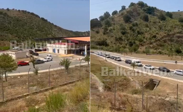FLUKS NË PIKËN KUFITARE GREKE ME SHQIPËRINË/ Situatë problematike për qytetarët nën temperatura të larta