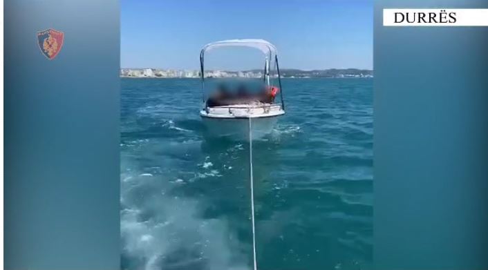 VARKA PËSON DEFEKT/ Rrezikuan të mbyteshin në det, policia kufitare shpëton 4 pjesëtarë të një familje, mes tyre 2 fëmijë të mitur