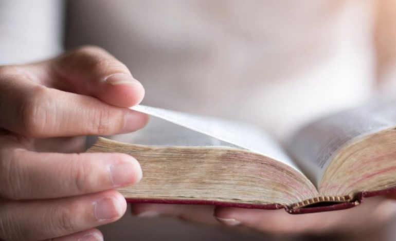 ÇFARË PO NDODH NË SUEDI? Pas Kuranit, protestuesit paralajmërojnë se do të djegin nesër Biblën dhe Tevratin