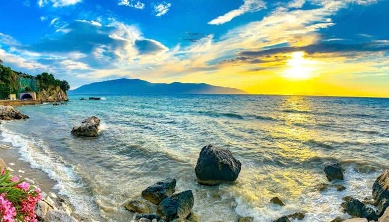 PËRGATITUNI/ Kjo fundjavë e nxehtë, por java tjetër edhe më përvëluese! Ja parashikimi i motit