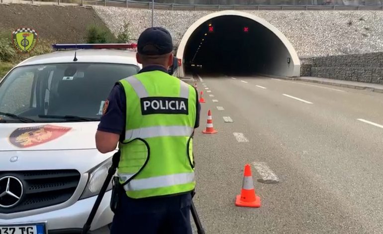 ME 205 KM/H NË RRUGËN E KOMBIT/ Gjobë të majme shoferit të “Audit A8”, e pësojnë dhe 135 pushues nga Kosova