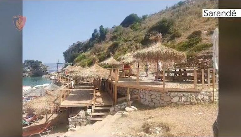 VENDOSI SHEZLONGË DHE ÇADRA PA LEJE NË PLAZHIN “PASQYRA”/ Nën hetim një person në Sarandë