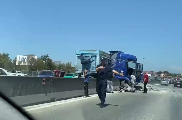 AKSIDENT NË TIRANË-DURRËS/ Kamioni çan trafikndarësen dhe kthehet kryq në autostradë, trafik i rënduar