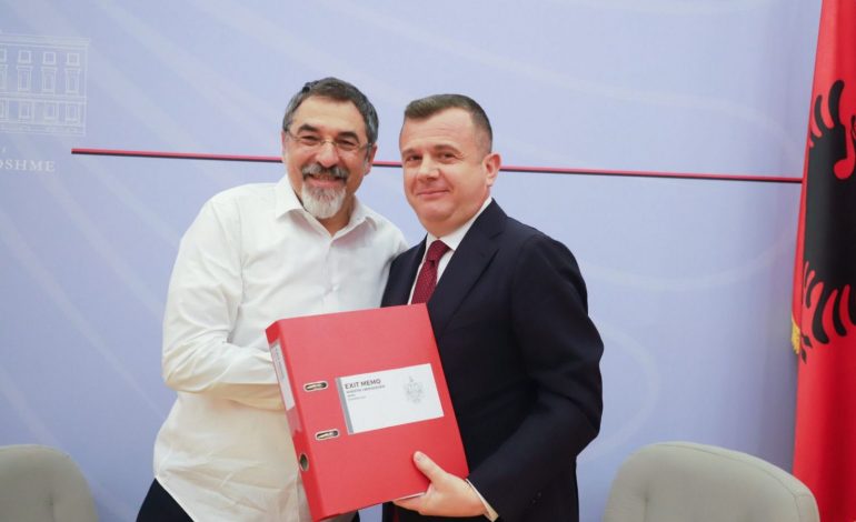 ÇUÇI I DORËZON DY DOSJE MINISTRIT TË BRENDSHËM/ Balla: Javën e ardhshme prioritetet për detyrën e re