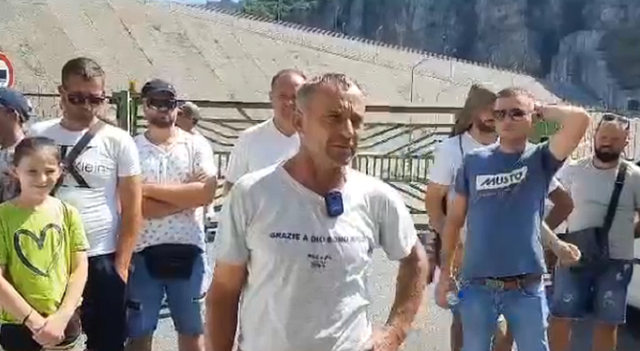 POLICIA JU BLLOKOI VARKAT/ Rebelohen banorët në lumin e Shalës: S’ja dalim dot