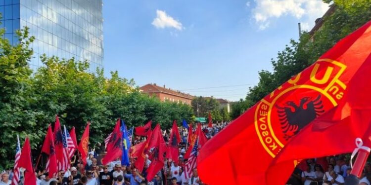 PROTESTA KUNDËR QEVERISË SË KOSOVËS/ Qytetarët mbushin sheshin me flamujt e UÇK-së