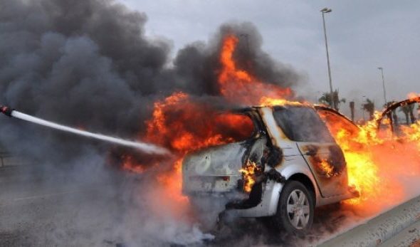 DETAJET E PARA/ Merr flakë mjeti në ecje në aksin Fier-Lushnjë, shkrumbohet totalisht