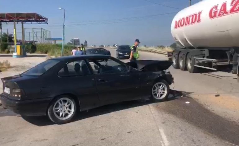 AKSIDENT NË AKSIN KORÇË-BILISHT/ Përplasen dy automjete me targa greke. Pamjet nga vendngjarja