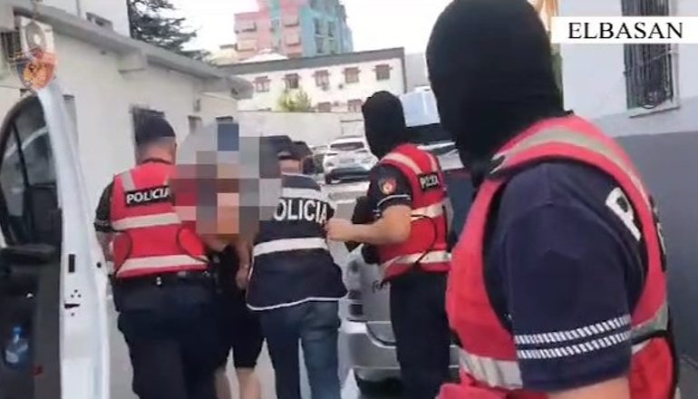 “OPERACIONI RRJETI”/ Dy të rinj bien në pranga, pjesë e 4 grupeve kriminale që shpërndanin drogë në Elbasan! Tre të tjerë…