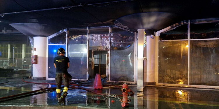 ZJARRI SHKRUMBON AEROPORTIN E KATANIAS/ Fluturimet anulohen deri më 19 korrik