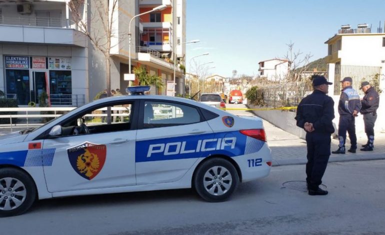 PARANDALOHET KONFLIKTI/ Babai dhe e bija kërcënojnë me armë dhëndrin në Durrës