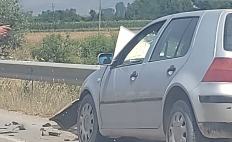 DETAJET/ Makina përplaset me barrierat anësore të rrugës në Korçë-Pogradec, dy të lënduar