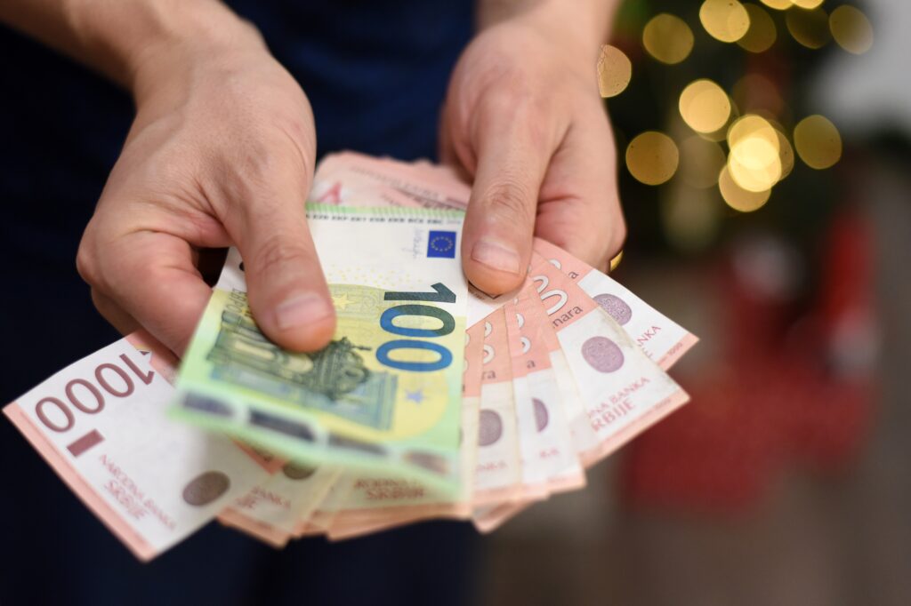 FUNDOSET EURO/ Monedha këmbehet për herë të parë me 102 lekë