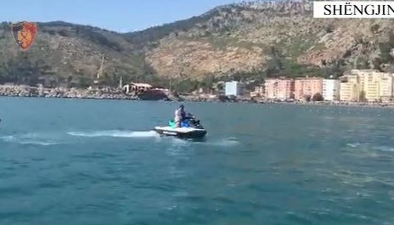 POLICIA MONITORON BREGDETIN/ Bllokon 8 mjete lundruese në Shëngjin! Gjobiten drejtuesit e tyre