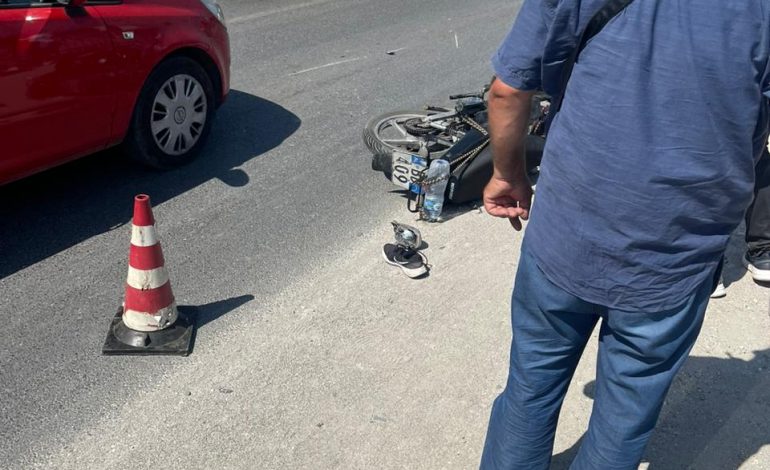 AKSIDENT TRAGJIK NË TIRANË/ Makina merr para motorin, humb jetën 22-vjeçari