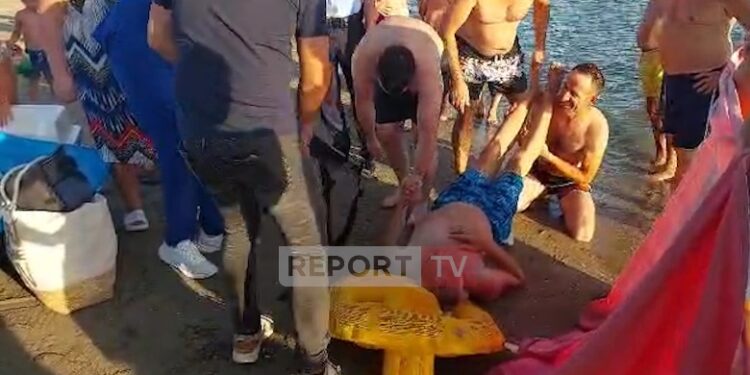 I RA TENSIONI NË UJË/ Rrezikoi të mbytej në plazh, shpëtohet mrekullisht i moshuari në Durrës