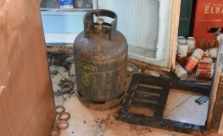 SHPËRTHEN BOMBOLA E GAZIT NË SHËNGJIN/ Përfshihet nga zjarri apartamenti