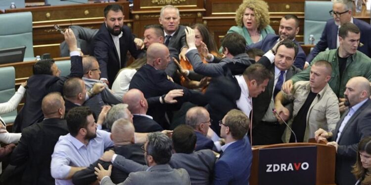 GRUSHTET NË KUVENDIN E KOSOVËS/ Flet deputeti protagonist, tregon veprimin që “nxehu gjakrat”