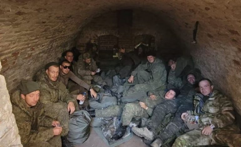 “SI NË MESJETË”/ Ushtarët rusë mbahen në bodrume pas refuzimit për të luftuar në Ukrainë