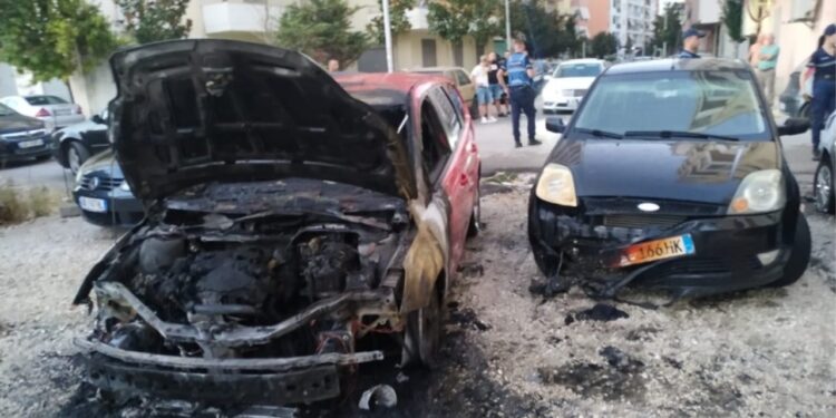 PAMJET/ Momenti kur autori i vë flakën 3 makinave në Vlorë