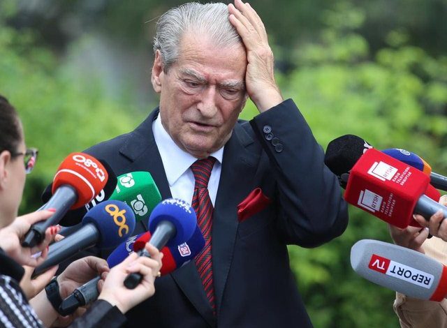 “IK O SALI NË PUNËN TËNDE E LERE POPULLIN TË QETË”/ Qytetarja e revoltuar: Punoi, luftoi dhe nuk u ngop me breza