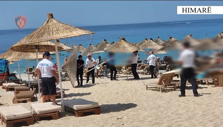 LIROHET HAPSIRA PUBLIKE NË PLAZHIN E BORSHIT/ Sekuestrohen 38 çadra dhe 66 shezlongë