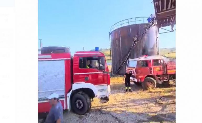 PËRFSHIHET NGA FLAKËT NJË PUS NAFTE NË VLORË/ Forcat zjarrfikëse në vend, rrezik për përhapjen e zjarrit