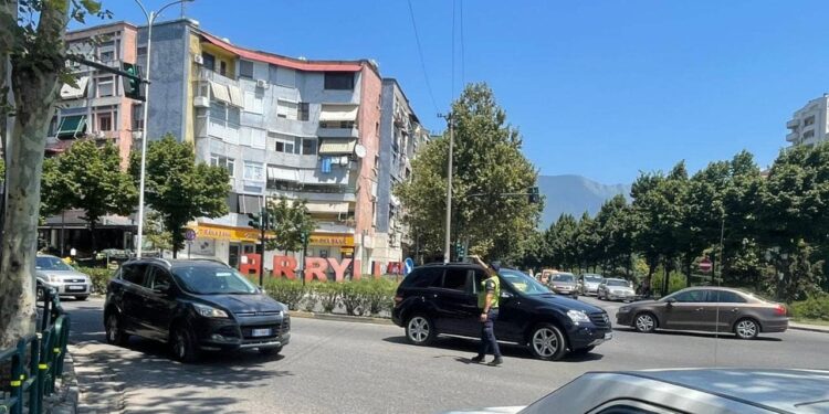 NË KRYE TË DETYRËS NË TEMPERATURA TË LARTA/ Rama mesazh për efektivët e policisë