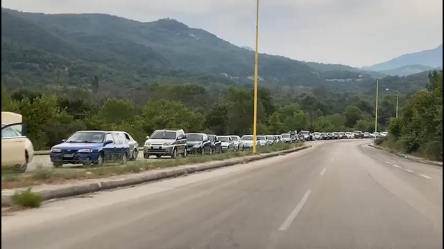 RADHË KILOMETRIKE NË KAKAVIJË/ Qytetarët prej orësh në pritje, pala greke punon me një sportel